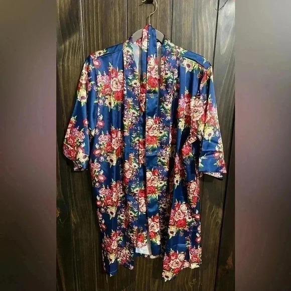 Floral Satin Robe. Brand: Pretty Robes. Size: S/M - Picture 10 of 12